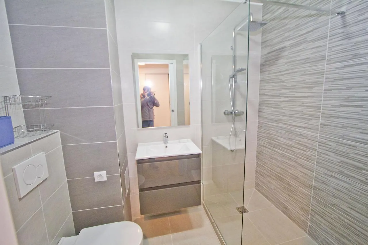 Promenade Holiday - Cosy Sea Front Studio Nice Apartment